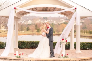 winter wedding couple kiss